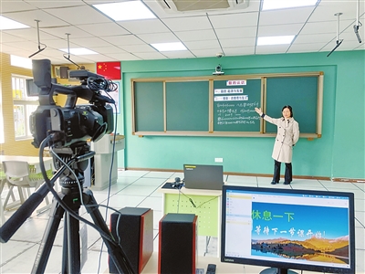 香洲区第二小学数学老师李雪华正在直播上课.